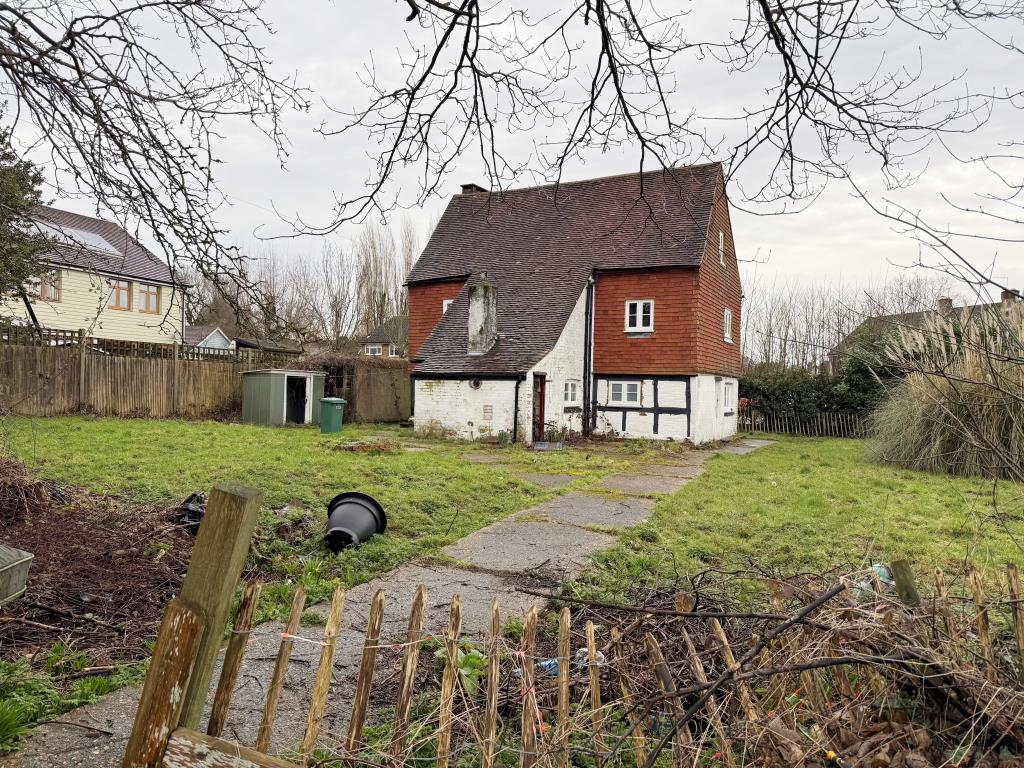 Lot: 131 - PERIOD DETACHED COTTAGE WITH GARAGE AND GARDENS IN NEED OF UPDATING - View of Property